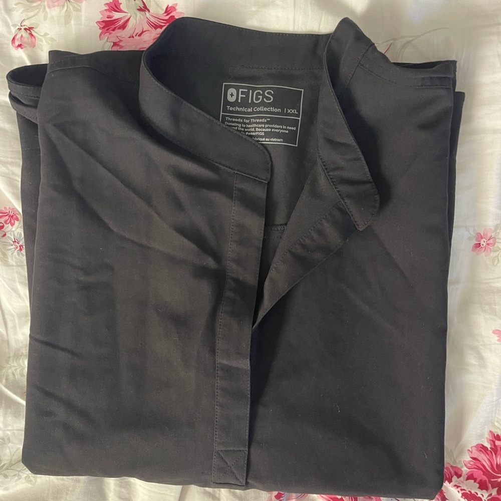 Figs. Black srub top only. XXL. 
Good condition.